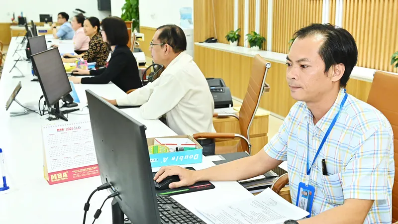 Cán bộ công chức làm việc tại Bộ phận tiếp nhận và trả kết quả của quận 6. Ảnh: VIỆT DŨNG 