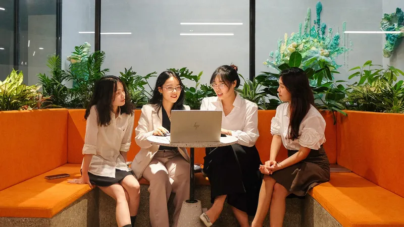Bạn trẻ ứng dụng các thiết bị, phần mềm công nghệ vào công việc mỗi ngày. Ảnh: TOONG