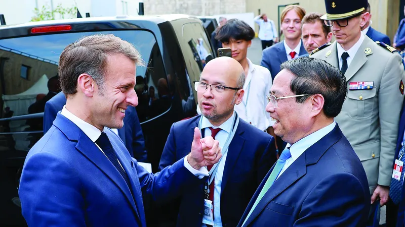 Thủ tướng Phạm Minh Chính hội kiến Tổng thống Pháp Emmanuel Macron. Ảnh: TTXVN