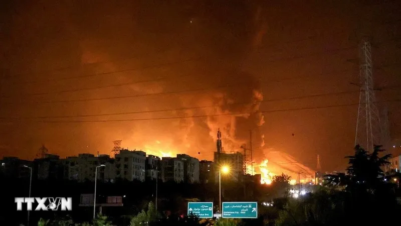 Khói lửa bốc lên từ một cơ sở khai thác dầu ở quận Shahran, Thủ đô Tehran (Iran) sau khi trúng không kích của Israel. Ảnh: Anadolu Agency/TTXVN