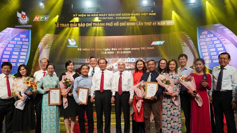 Lãnh đạo TPHCM và lãnh đạo Hội Nhà báo chúc mừng các tác giả Báo SGGP đoạt giải Báo chí TPHCM lần thứ 41 năm 2023
