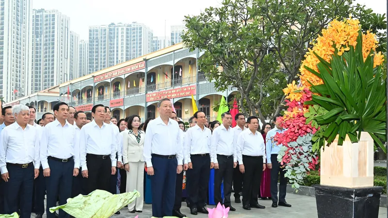 Tổng Bí thư Tô Lâm và các đại biểu bày tỏ lòng thành kính, biết ơn sâu sắc đối với công lao to lớn của Chủ tịch Hồ Chí Minh. Ảnh: VIỆT DŨNG