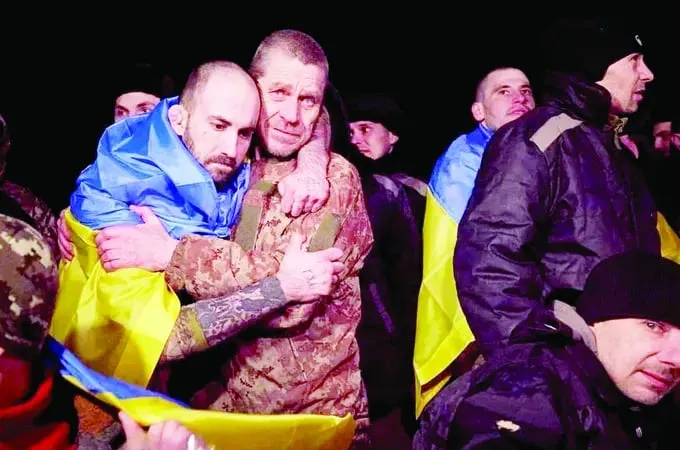 Tù binh Ukraine gặp lại đồng đội trong một cuộc trao đổi với tù binh Nga. Ảnh: GUARDIAN
