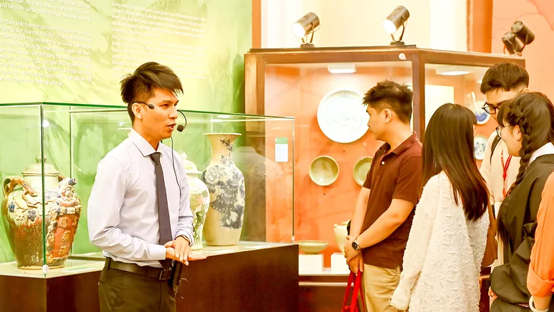 Hướng dẫn viên Bảo tàng Lịch sử TPHCM thuyết minh giới thiệu đến du khách