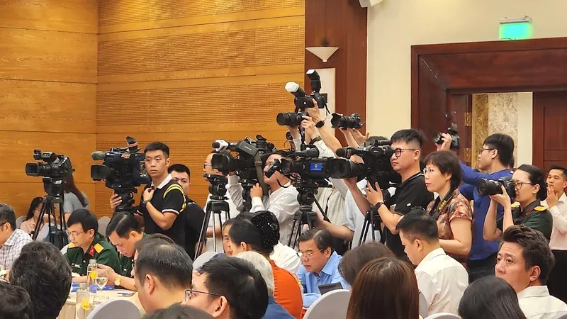 Phóng viên tác nghiệp tại Hội thảo khoa học quốc gia “100 năm báo chí cách mạng Việt Nam đồng hành cùng sự nghiệp cách mạng vẻ vang của Đảng và dân tộc”