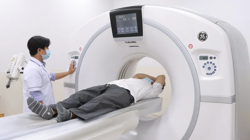 Thiếu thuốc phóng xạ, các bác sĩ Bệnh viện Ung bướu TPHCM chuyển bệnh nhân qua chụp MRI để chẩn đoán tình trạng bệnh