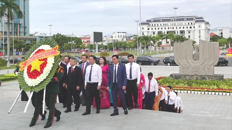 Ông Nguyễn Đức Dũng, Phó Bí thư Thành ủy, Chủ tịch HĐND TP Đà Nẵng dẫn đầu đoàn lãnh đạo tại Đài tưởng niệm TP Đà Nẵng. Ảnh: XUÂN QUỲNH