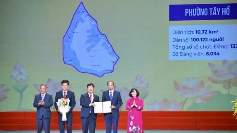 Lãnh đạo Thành ủy Hà Nội trao quyết định cho các Bí thư, Chủ tịch Ủy ban nhân dân xã, phường