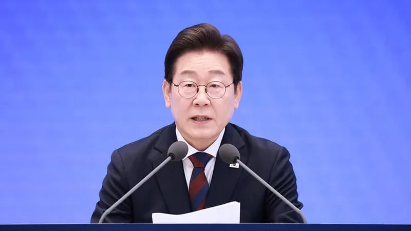 Tổng thống Hàn Quốc Lee Jae Myung phát biểu trong cuộc họp báo nhân dịp tròn một tháng nhậm chức. Ảnh: Yonhap 