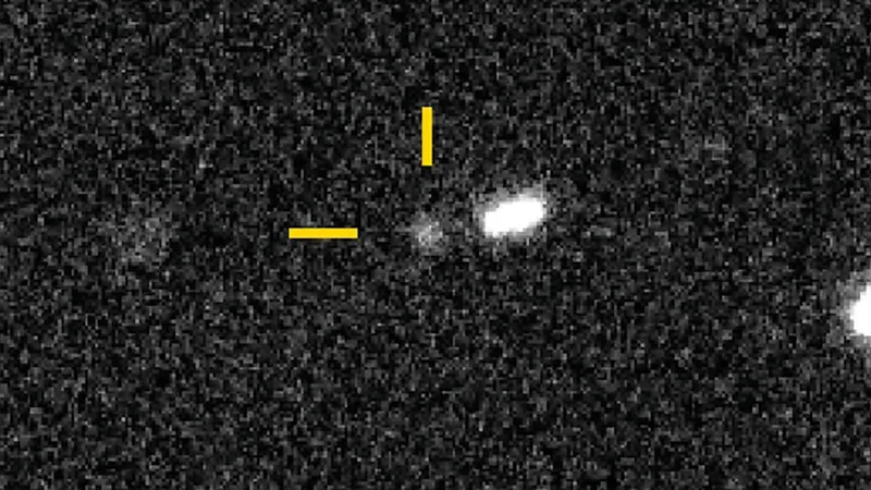 Một vật thể đang bay ngang qua hệ Mặt trời. Ảnh: Science Alert