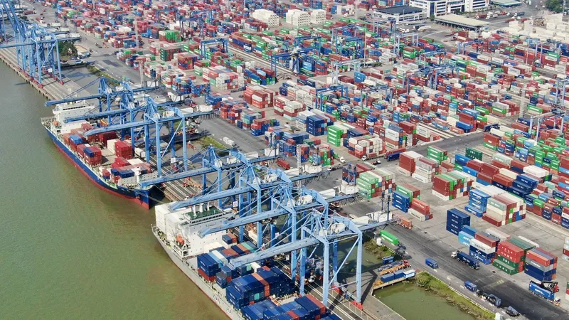 Tập trung hàng hóa xuất khẩu trước khi đưa lên tàu tại Cảng Cát Lái (TPHCM). Ảnh: HOÀNG HÙNG