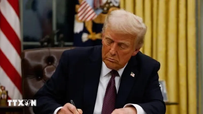 Tổng thống Mỹ Donald Trump ký một sắc lệnh tại Nhà Trắng, Washington D.C. Ảnh: Getty Images/TTXVN