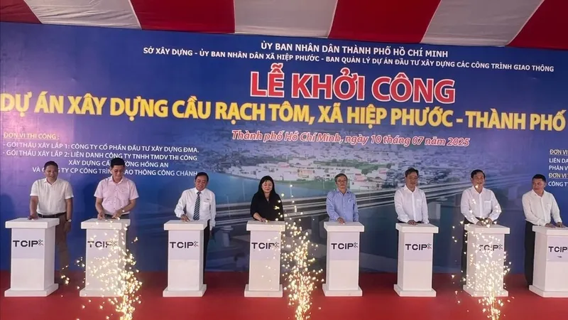 Nghi thức nhấn nút khởi công xây dựng. Ảnh: QUỐC HÙNG