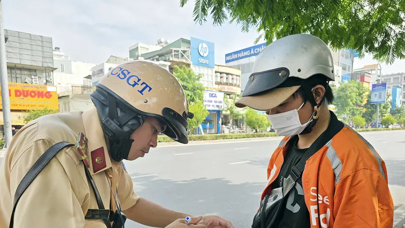 Cảnh sát giao thông TPHCM lập biên bản xử phạt một trường hợp vi phạm Luật Giao thông đường bộ