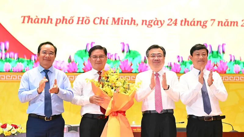 Các đồng chí lãnh đạo TPHCM chúc mừng đồng chí Nguyễn Mạnh Cường được bầu giữ chức Phó Chủ tịch UBND TPHCM. Ảnh VIỆT DŨNG