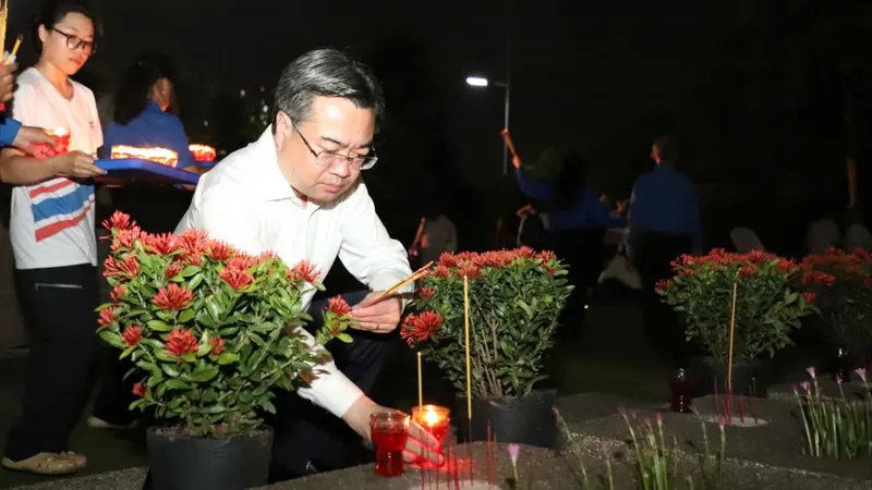 Phó Bí thư Thường trực Thành ủy TPHCM Nguyễn Thanh Nghị thắp nến tri ân các anh hùng liệt sĩ tại Nghĩa trang Liệt sĩ TPHCM