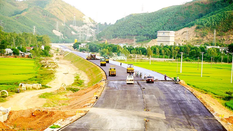 Đường cao tốc Bắc - Nam qua Nam Trung bộ băng băng về đích