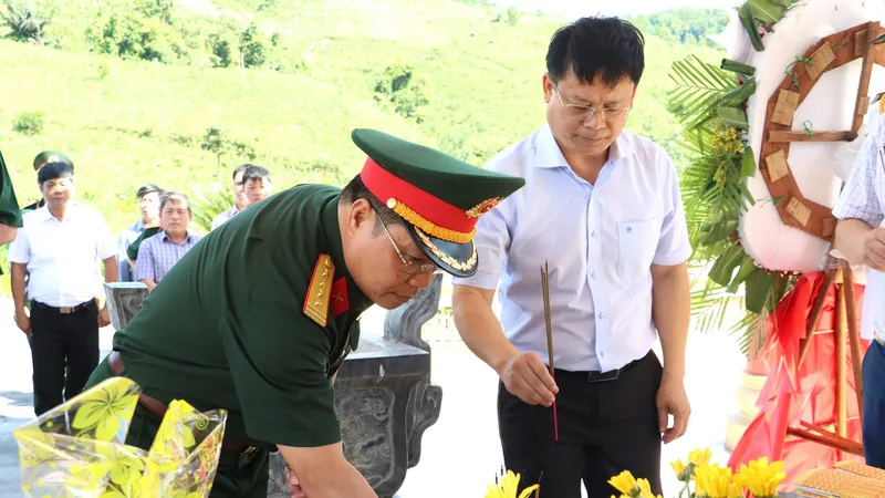 Ông Nguyễn Thanh Bình, Phó Chủ tịch Thường trực UBND TP Huế và Đại tá Ngô Nam Cường, Phó Tư lệnh Quân khu 4 thắp hương tri ân các Anh hùng liệt sĩ tại Nhà tưởng niệm liệt sĩ tuyến đường 71. Ảnh: VĂN THẮNG