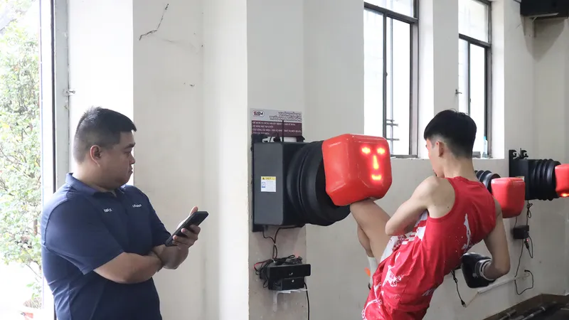 Võ sĩ đội tuyển Muay - Kickboxing TPHCM tập luyện với thiết bị Trí lực Master