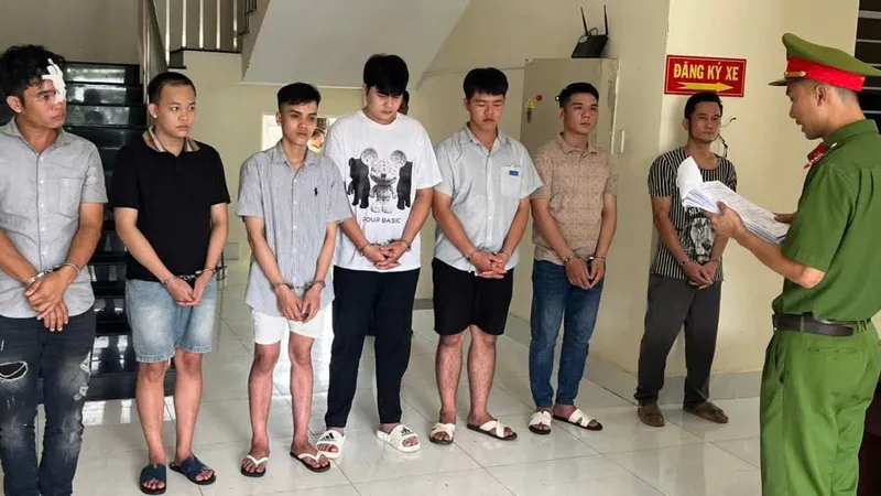 Cơ quan Cảnh sát điều tra Công an TPHCM tống đạt quyết định khởi tố bị can, bắt tạm giam các đối tượng