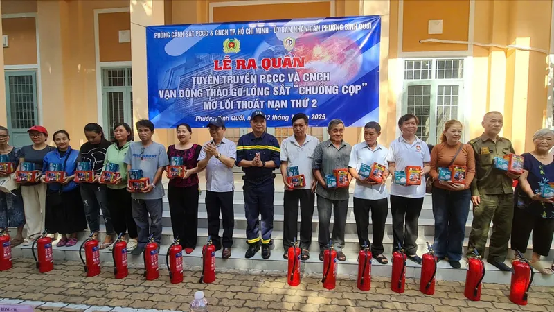 Lực lượng cảnh sát PCCC-CNCH tặng bình chữa cháy cho người dân