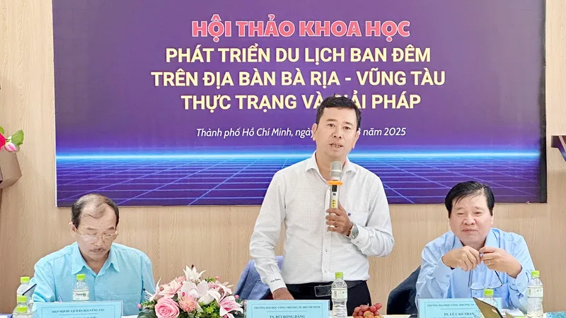 Các đại biểu chủ trì hội thảo