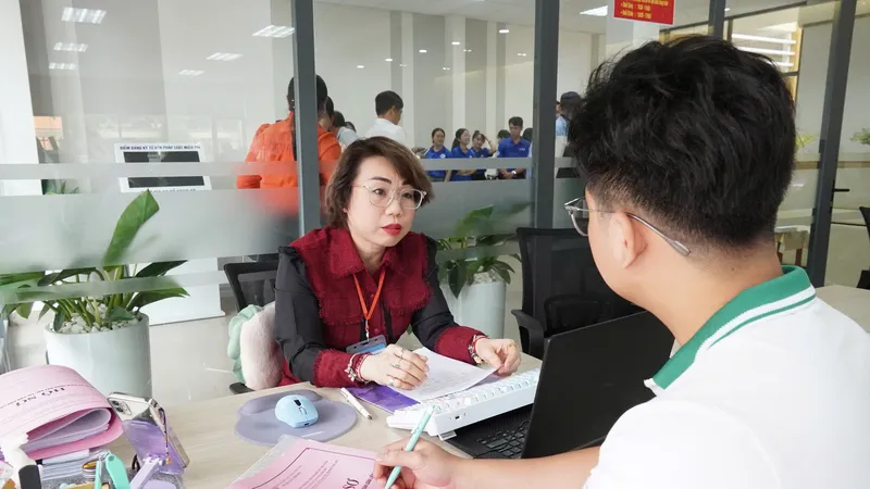 Bà Nguyễn Thị Mỹ Trang, địa chính viên hạng 3 của Chi nhánh Văn phòng đăng ký đất đai TP Thủ Đức (trước đây) tiếp nhận thủ tục của người dân . Ảnh: THU HƯỜNG