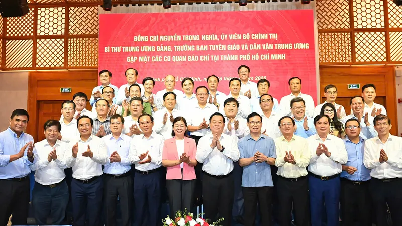 Đồng chí Nguyễn Trọng Nghĩa, đồng chí Nguyễn Văn Nên gặp mặt lãnh đạo các cơ quan báo chí TPHCM. Ảnh: VIỆT DŨNG