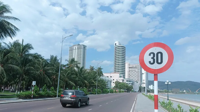 Biển báo giới hạn tốc độ 30km/giờ áp dụng toàn tuyến đường biển Xuân Diệu (phường Quy Nhơn, tỉnh Gia Lai)