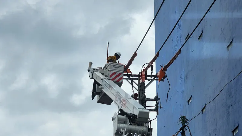 Nhân viên điện lực TPHCM sửa chữa lưới điện tại phường An Hội Tây