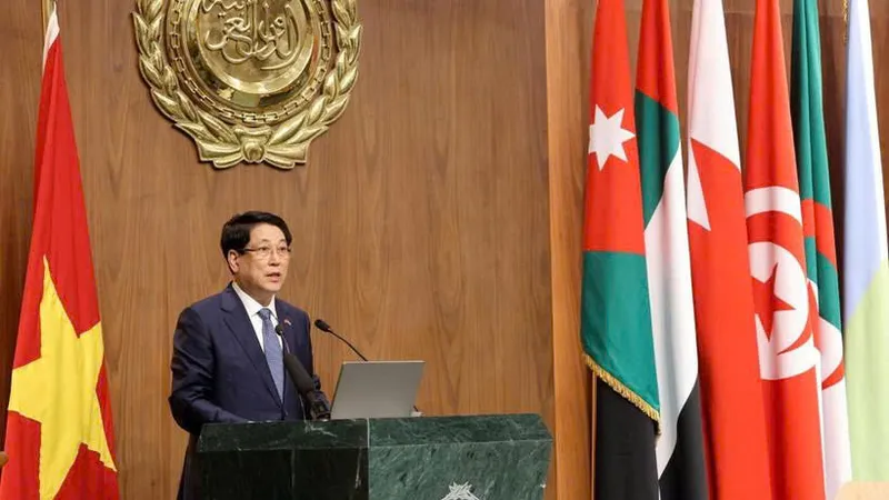 Chủ tịch nước Lương Cường phát biểu chính sách tại Trụ sở Liên đoàn Arab ở thủ đô Cairo, Ai Cập. Ảnh: TTXVN