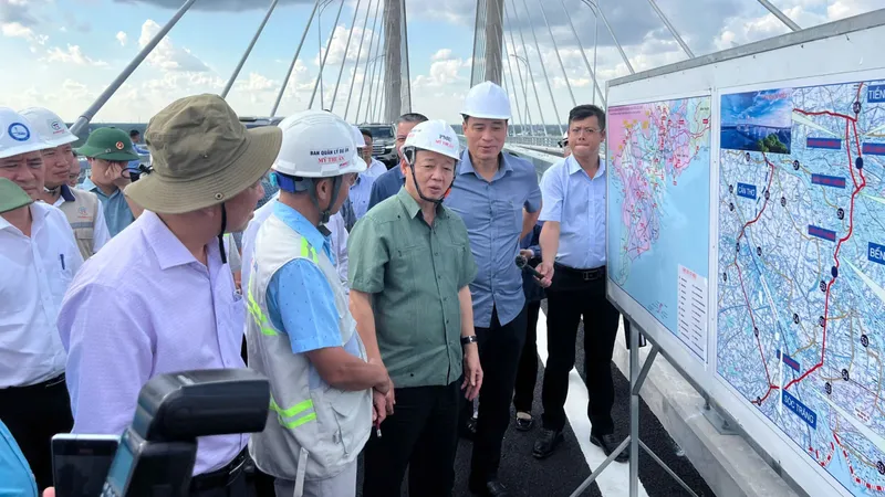 Phó Thủ tướng Trần Hồng Hà thị sát tại dự án cầu Rạch Miễu 2