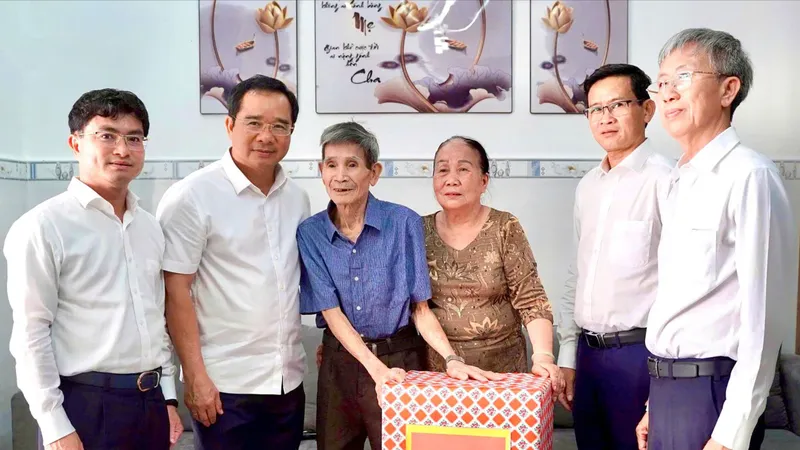 Chủ tịch UBND TPHCM Nguyễn Văn Được thăm cựu tù chính trị ở Đặc khu Côn Đảo