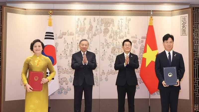 Tổng Bí thư Tô Lâm và Tổng thống Hàn Quốc Lee Jae Myung chứng kiến lễ trao Bản ghi nhớ về phái cử và tiếp nhận lao động sang làm việc tại Hàn Quốc theo chương trình EPS, ký giữa Bộ Nội vụ Việt Nam và Bộ Lao động và Việc làm Hàn Quốc. Ảnh: TTXVN 
