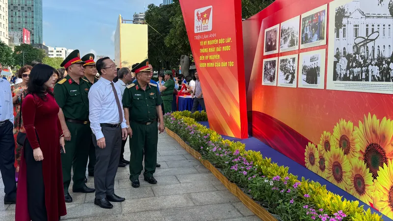 Các đồng chí lãnh đạo, đại biểu tham quan triển lãm.