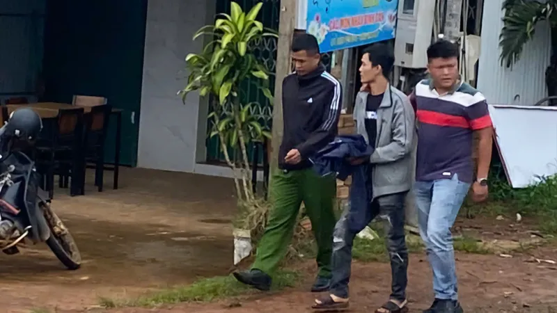 Cơ quan chức năng đưa Quách Đình Tuấn đến hiện trường xảy ra vụ án mạng