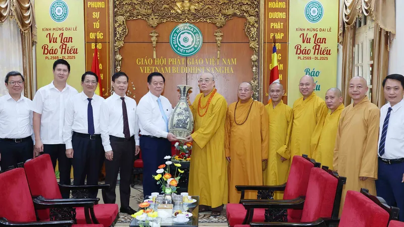 Trưởng Ban Tuyên giáo và Dân vận Trung ương Nguyễn Trọng Nghĩa trao quà chúc mừng Trung ương Giáo hội Phật giáo Việt Nam. Ảnh: TTXVN