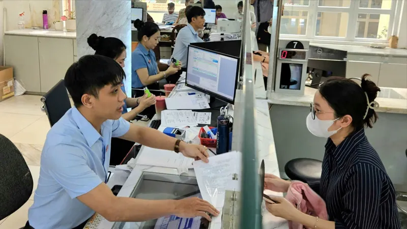 ông chức Trung tâm Phục vụ hành chính công phường Sài Gòn, TPHCM tiếp nhận, giải quyết hồ sơ cho người dân. Ảnh: NGÔ BÌNH