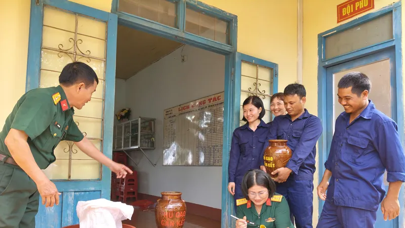 Đội 1 (Công ty 72) tiếp nhận gạo từ mô hình Hũ gạo gắn kết trước khi hỗ trợ cho các công nhân có hoàn cảnh khó khăn