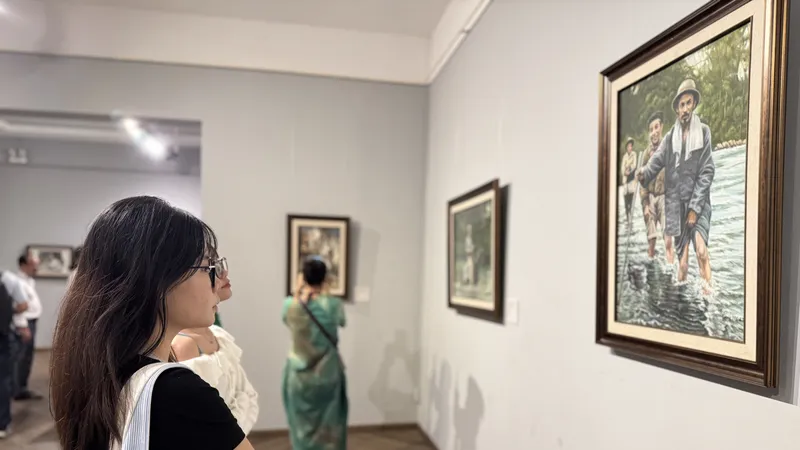Khách tham quan chuyên đề Hồ Chí Minh - Chân dung một con người tại Bảo tàng Mỹ thuật TPHCM
