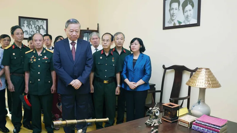 Tổng Bí thư Tô Lâm thăm di tích nhà số 48 Hàng Ngang. Ảnh: TTXVN