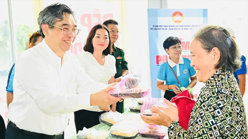 Lãnh đạo TPHCM trao suất ăn nghĩa tình đến người dân khó khăn