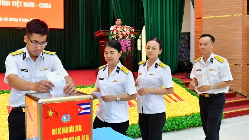Cán bộ, chiến sĩ Trung tâm Huấn luyện, Vùng 2 Hải quân ủng hộ nhân dân Cuba