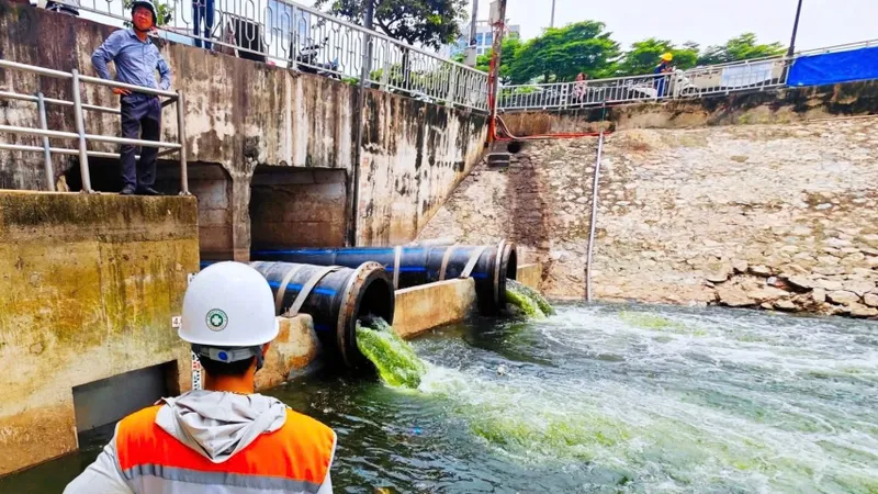 Đưa nước hồ Tây vào sông Tô Lịch, dòng sông trong xanh dần hiện ra
