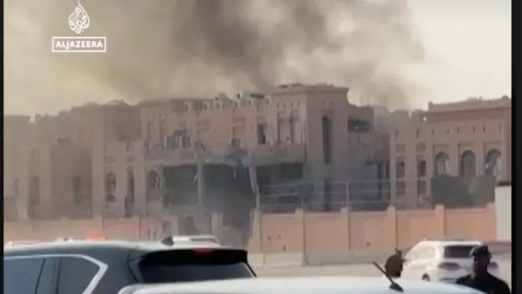Khói bốc lên tại thủ đô Doha sau khi Israel không kích Qatar. Ảnh: AL JAZEERA