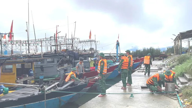 Nhiều địa phương ven biển miền Trung khẩn trương ứng phó bão số 10