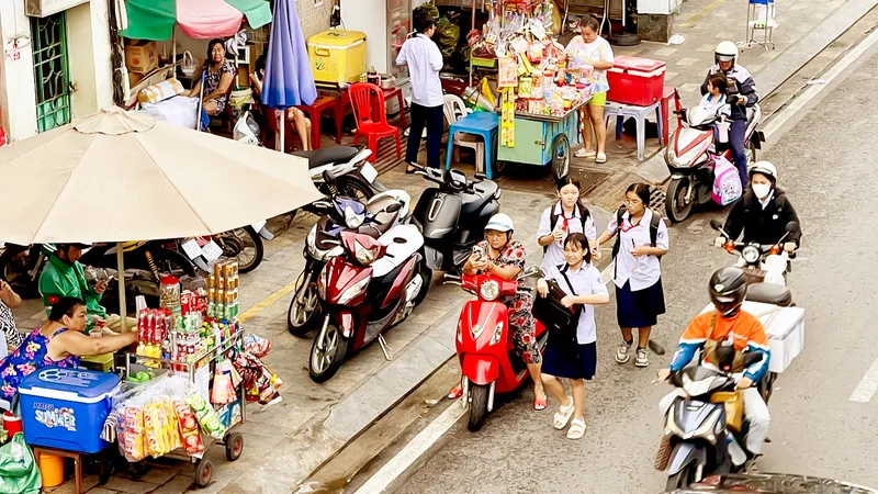 Vỉa hè đường Nguyễn Thái Học, phường Cầu Ông Lãnh bị lấn chiếm, buộc học sinh phải đi dưới lòng đường, đối mặt nhiều nguy hiểm. Ảnh: HOÀNG HÙNG