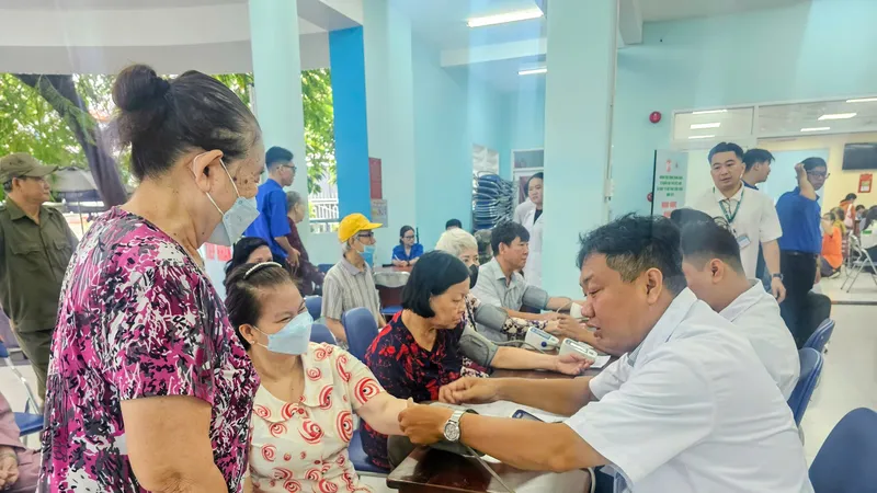 Người cao tuổi được khám bệnh miễn phí tại ngày hội “Vì sức khỏe cộng đồng” ở TPHCM. Ảnh: THU HOÀI