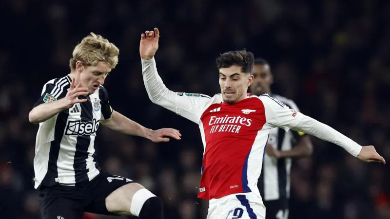 Anthony Gordon (trái) tranh chấp bóng với cầu thủ Arsenal ở trận lượt về mùa giải 2024-2025