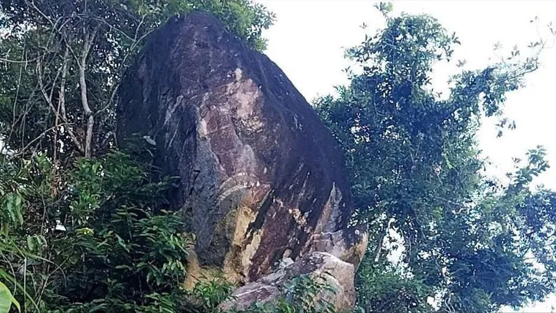 Khối đá lớn hàng chục tấn chênh vênh đỉnh núi có nguy cơ đổ sập